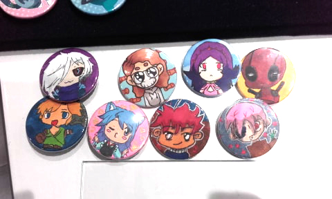 badges réalisés par les élèves en cours de dessin manga